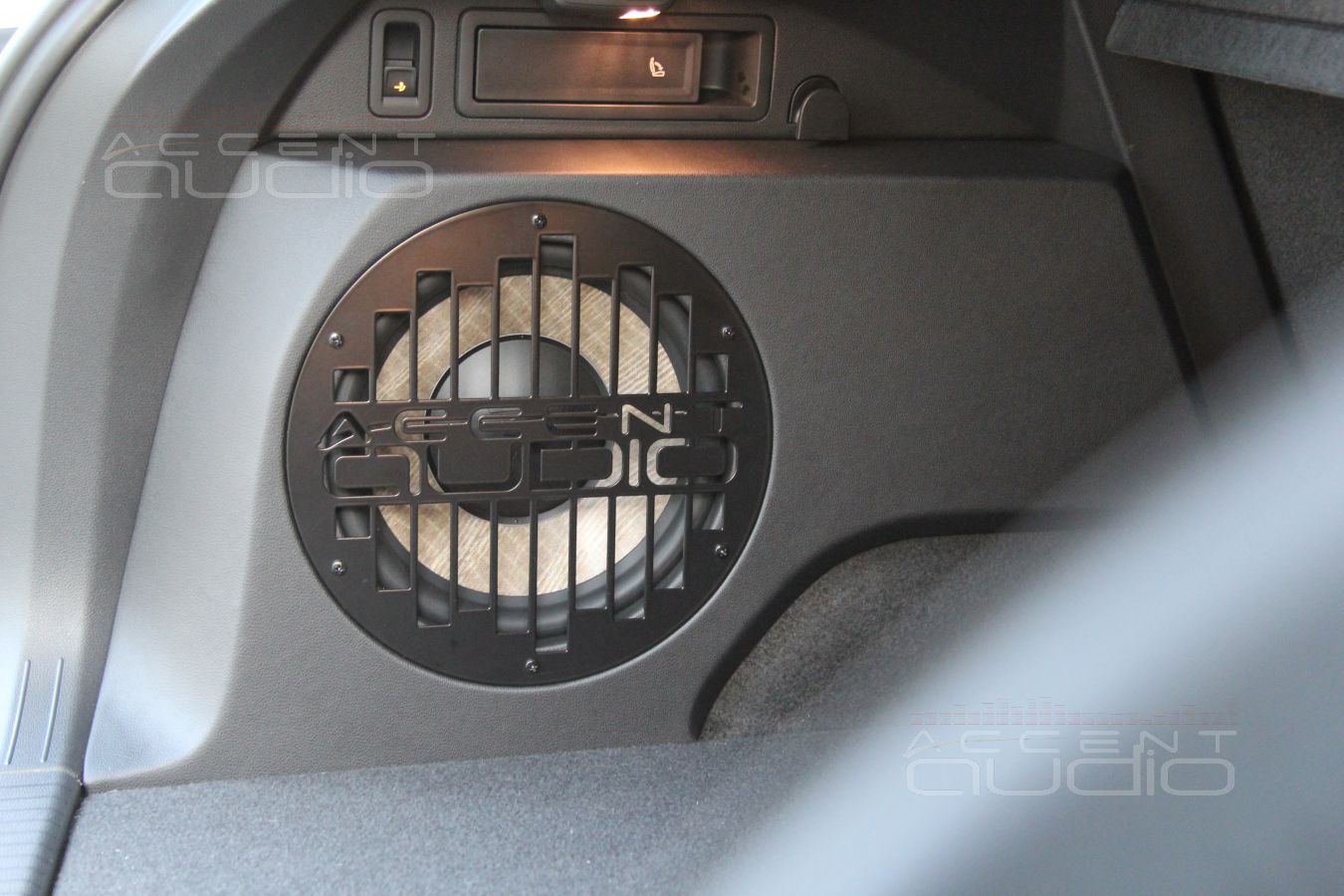 Встроенный сабвуфер-стелс в новом Volkswagen Tiguan