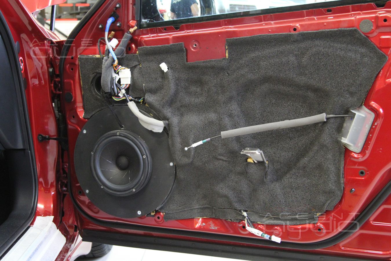 Установка мидбасовых динамиков ScanSpeak Revelator 18W/4531G00 в двери Infiniti Q50