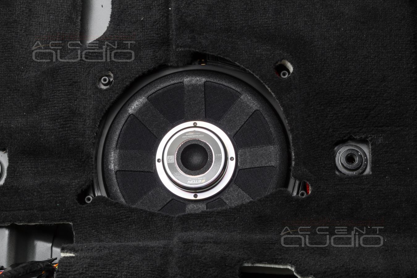 Штатная установка подсидельных вуферов Eton в BMW 540i