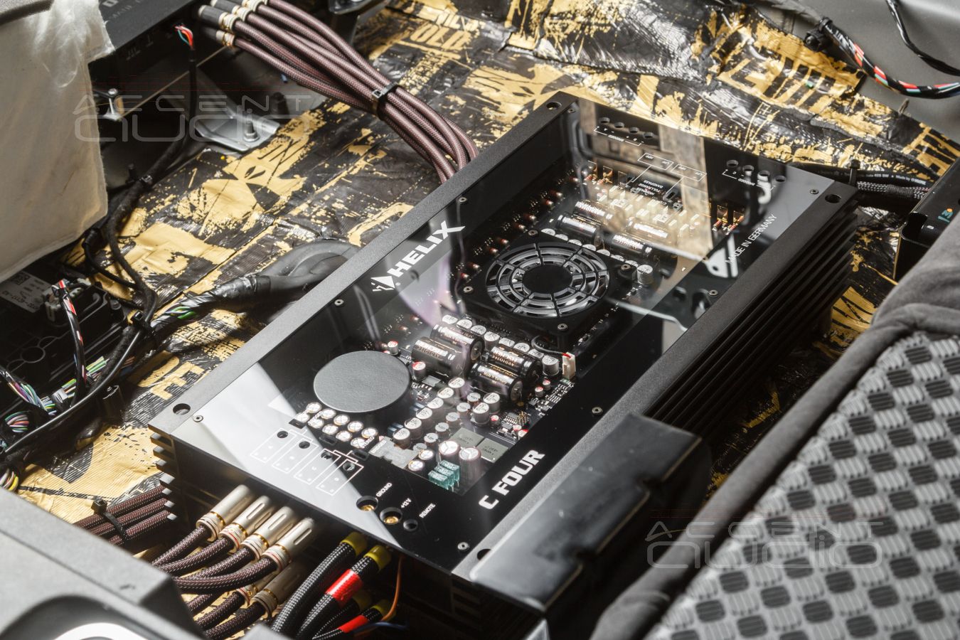 Скрытый монтаж лучших немецких усилителей и аудиопроцессора Helix в LandRover Defender