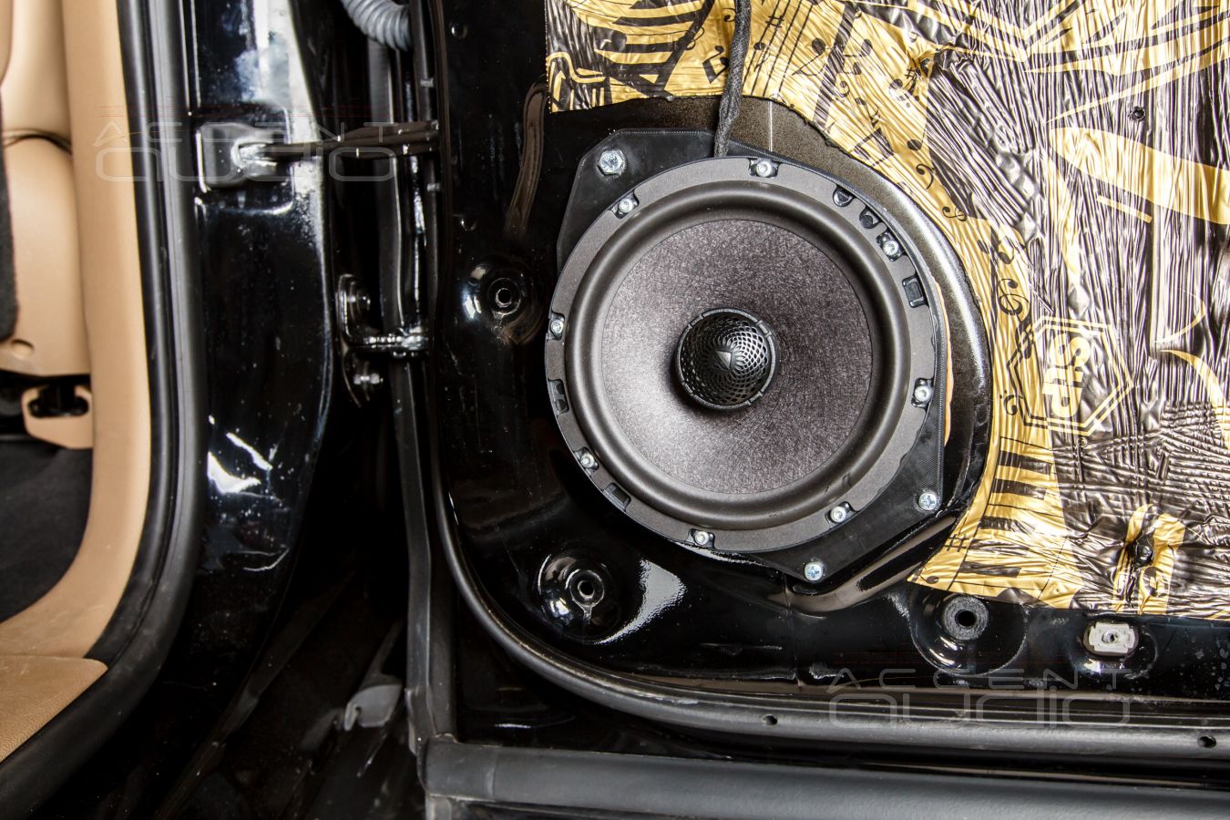 Обычная установка тыловой акустики Helix в Cadillac Escalade