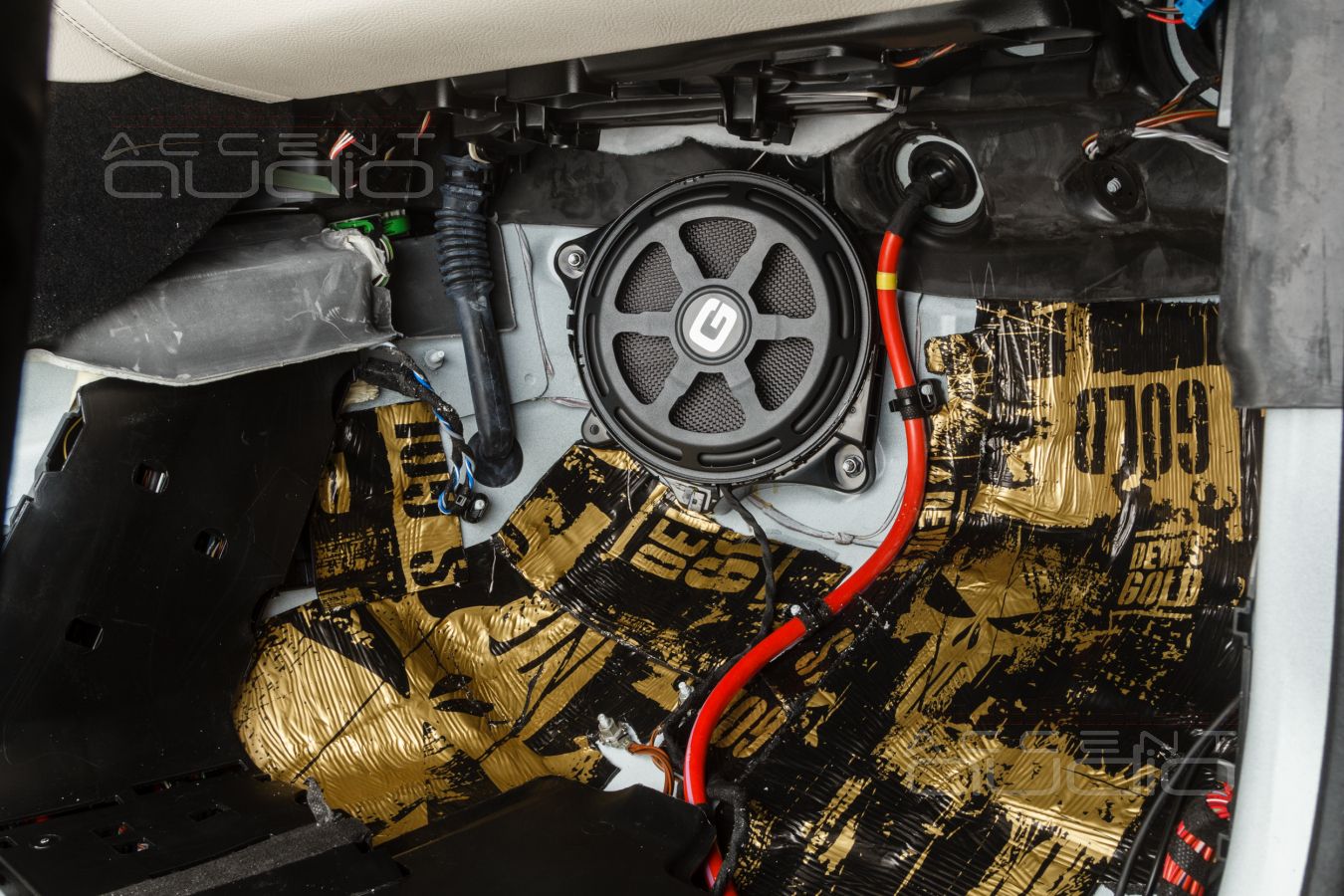 Монтаж акустики Gladen ONE 200.3MB в штатные места MB GLE