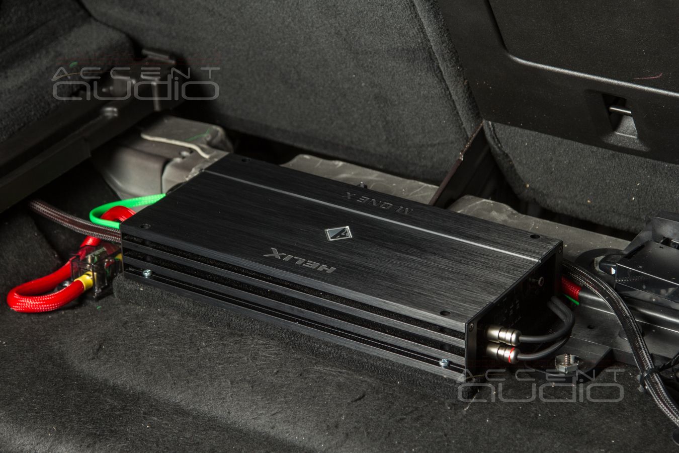 Полностью скрытый монтаж усилителей Helix в Volvo V90 Cross Country