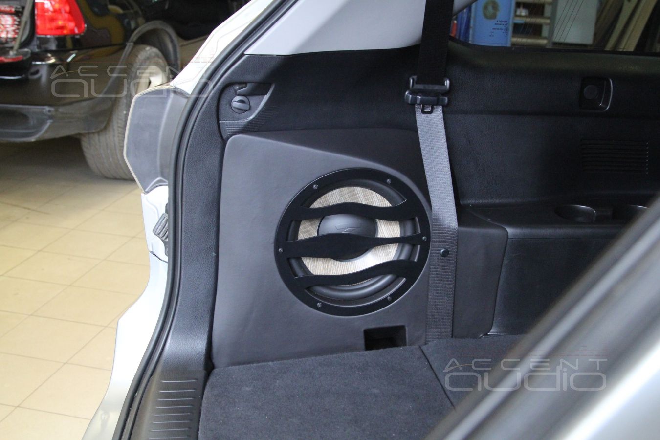 Сабвуфер-стелс в Toyota Highlander