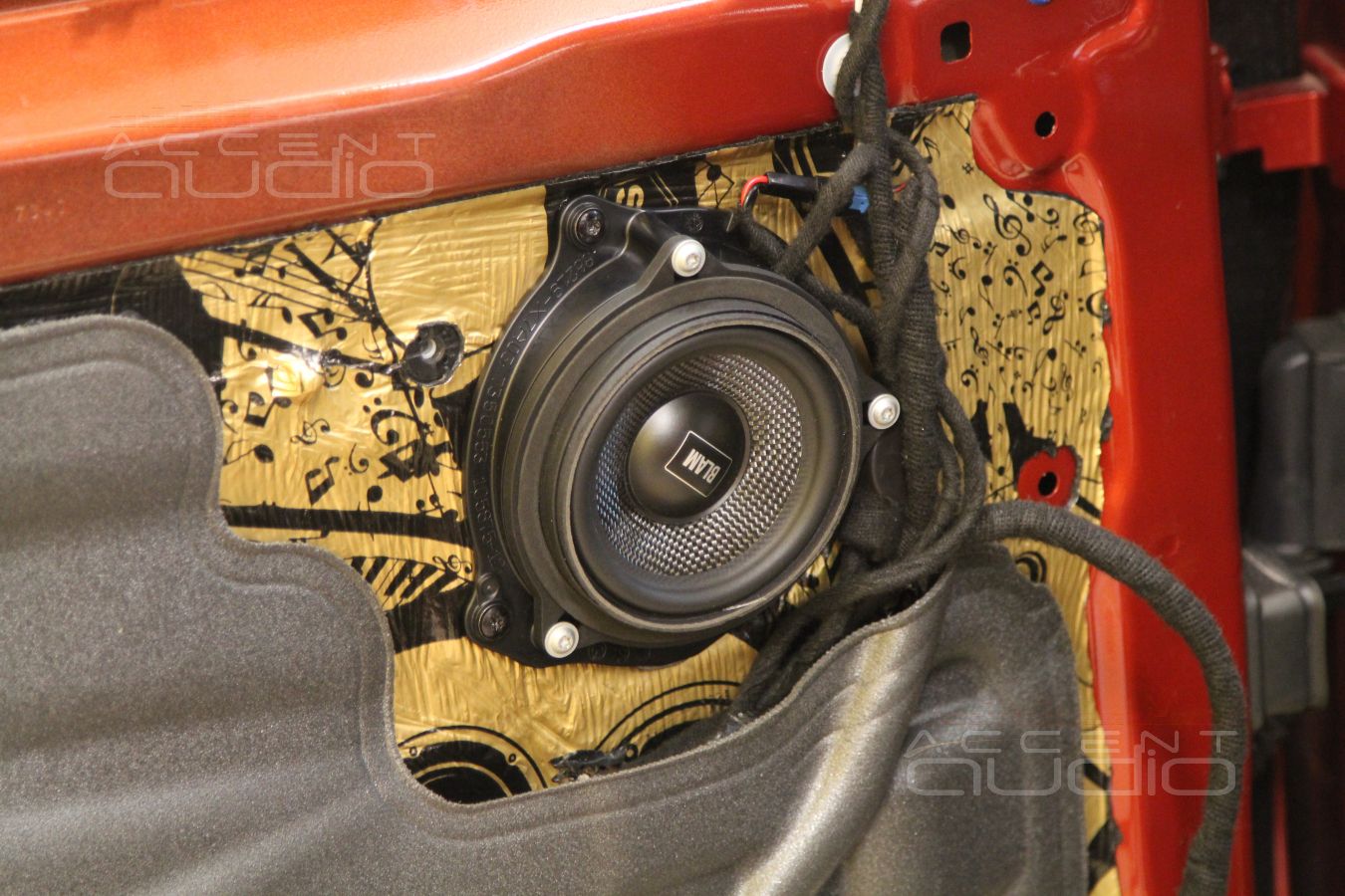 Шумоизоляция дверей и установка среднечастотников