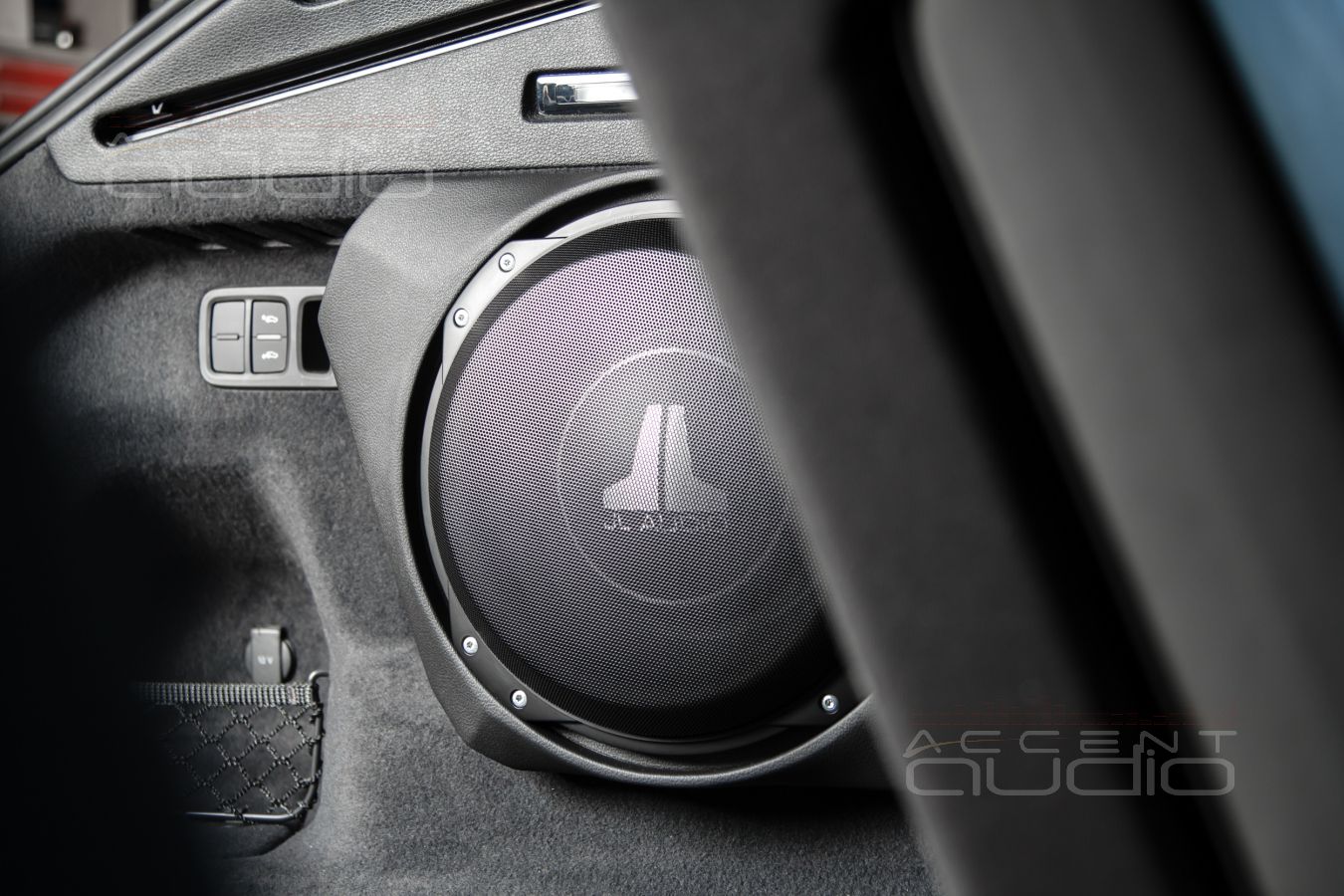 Новое решение: настоящий сабвуфер-стелс для Audi Q8