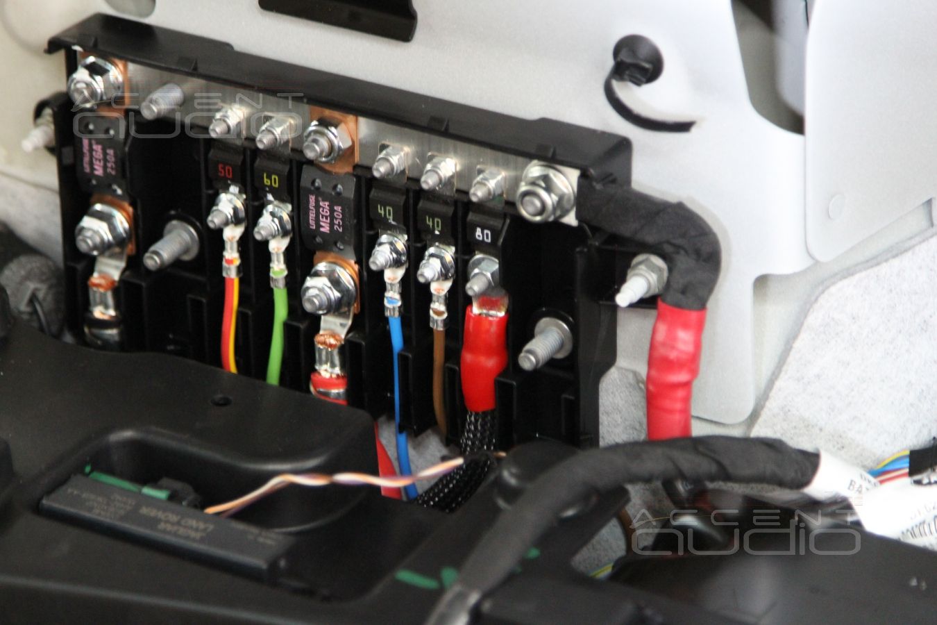 Прокладка проводки и установка усилителя