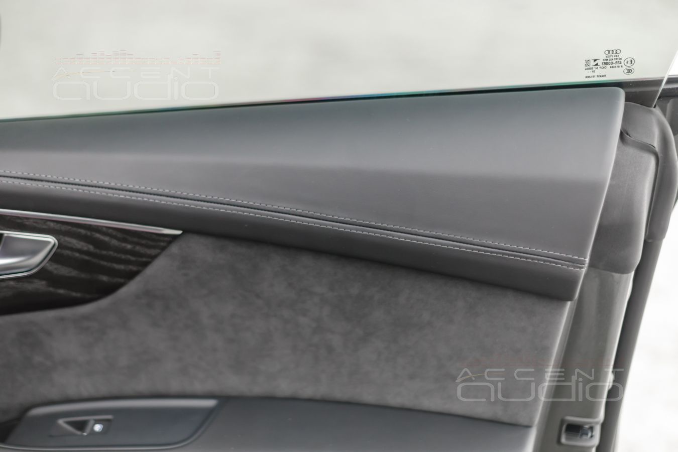 Перетяжка верхних деталей и ручек дверных панелей в кожу Nappa в Audi Q8