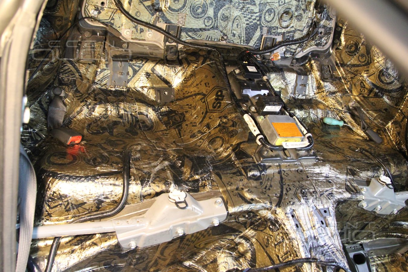 Шумоизоляция пола и багажного отсека Nissan GT-R в 2 слоя