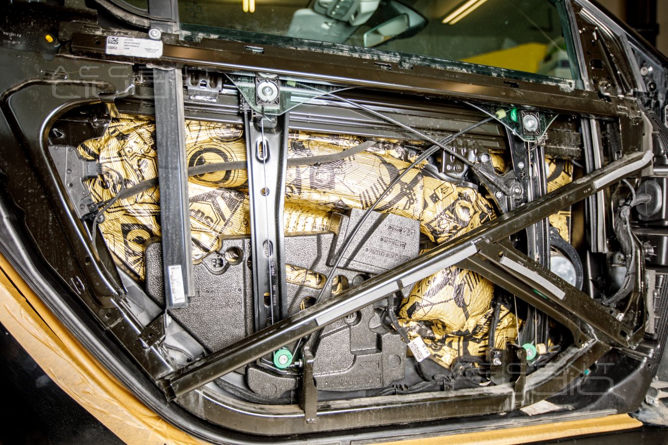 Аудиоподготовка дверей, которая начинается со снятия крыльев Smart Fortwo 