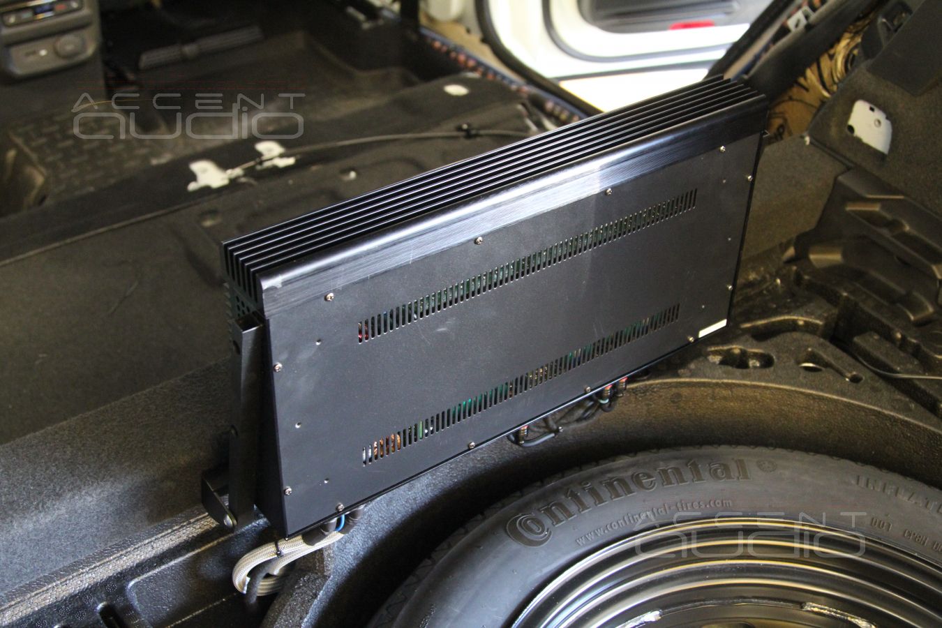 Установка усилителя E.O.S AE-4100.1 SE