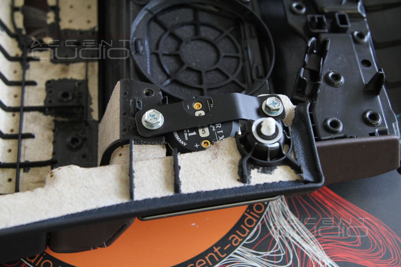 Установка роскошных твитеров Brax ML1 в штатные места задних дверей BMW 730LD