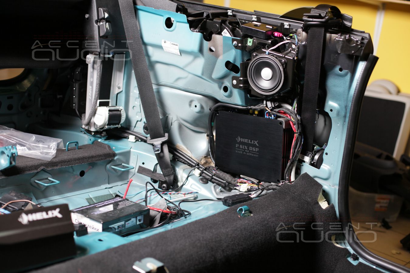 Скрытая установка процессорного усилителя Helix PSix в Mini Cooper S