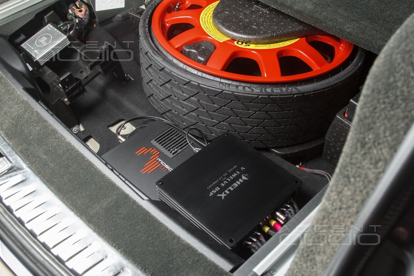 Скрытая интеграция усилителей Helix и Mosconi в Bentley Bentayga