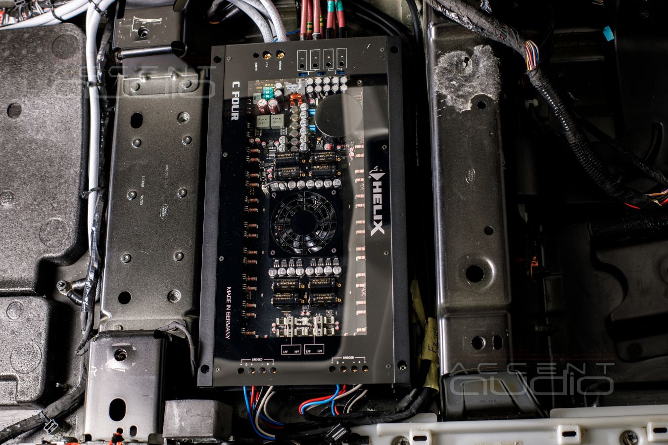 Установка усилителей Helix CFour в Range Rover Autobiography