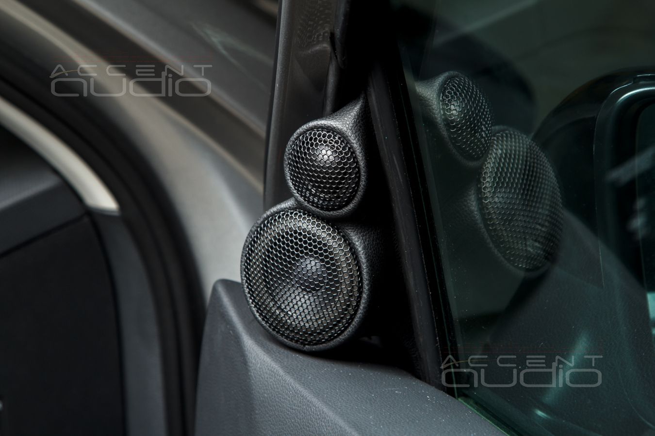 Комплект из двух подиумов для установки высокочастотных и широкополосных излучателей в VW Tiguan 2020-2024.