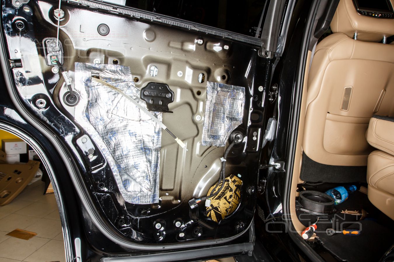 Обычная установка тыловой акустики Helix в Cadillac Escalade