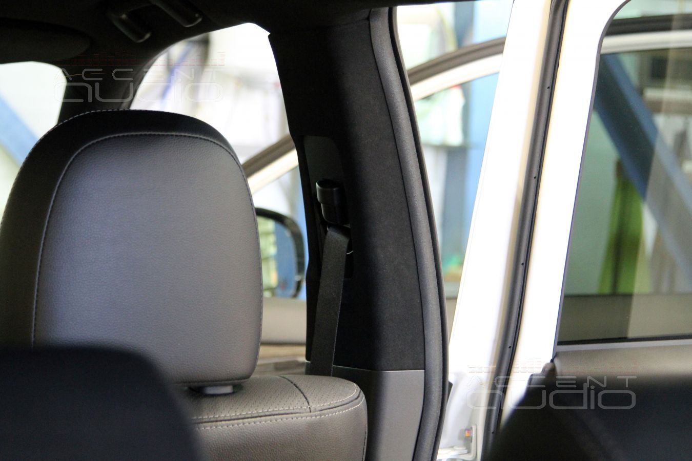 Перетяжка потолка Mitsubishi Outlander в Алькантару