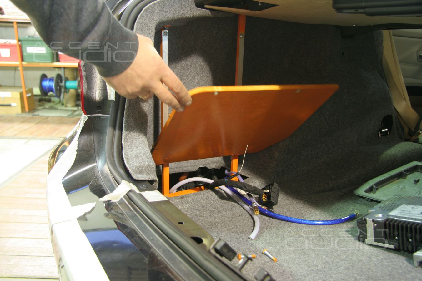 Сабвуферный усилитель E.O.S. AE-500.1 в BMW 330i E90