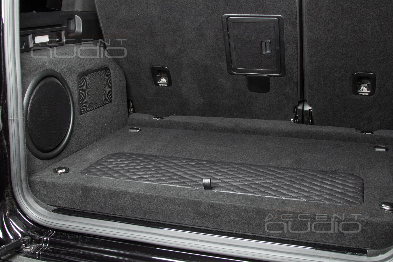 Не подделка, а настоящий встроенный сабвуфер JLAudio для Gelandewagen