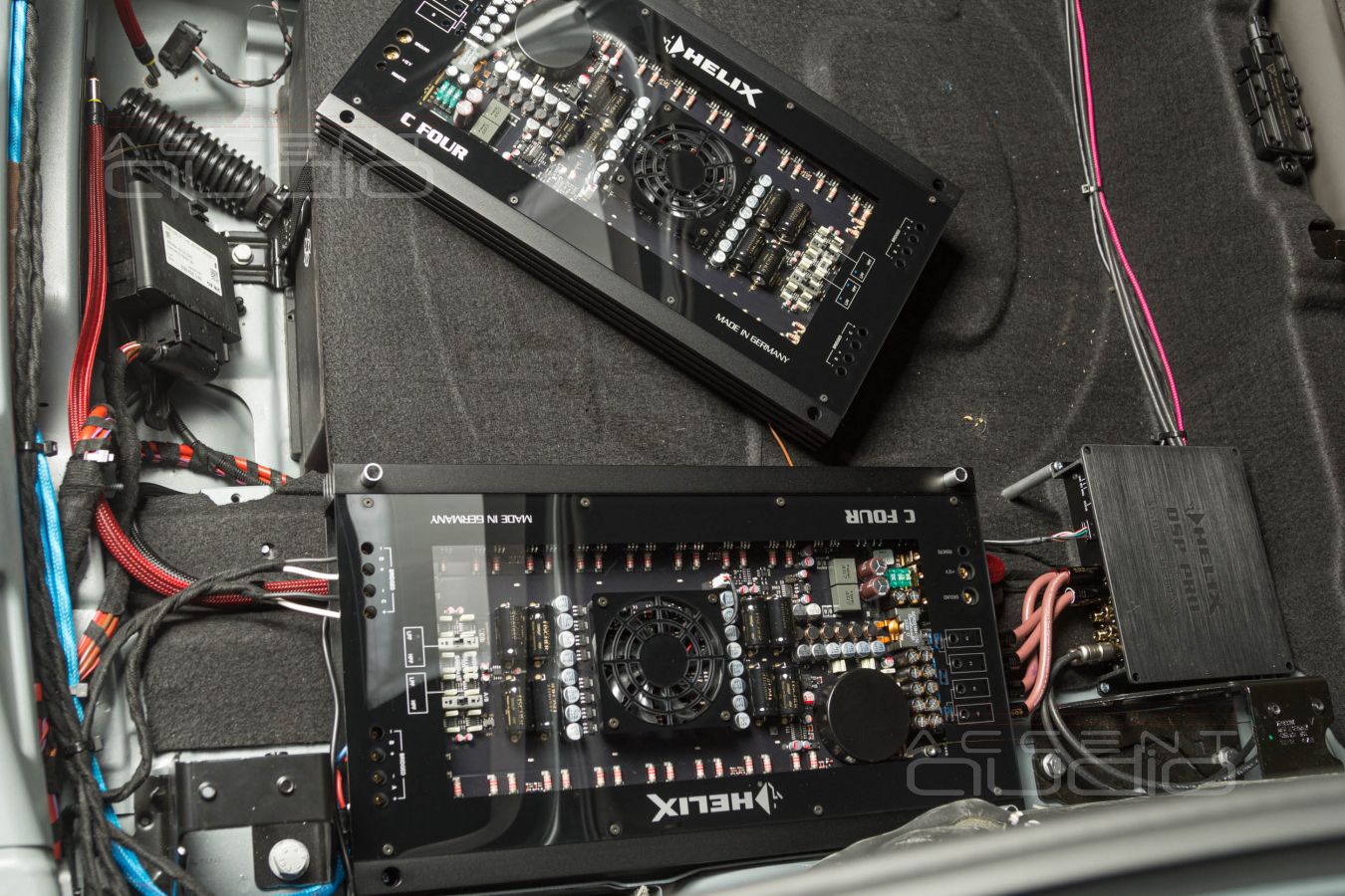 Выбор и монтаж усилителей AB класса в компактный Porsche Macan