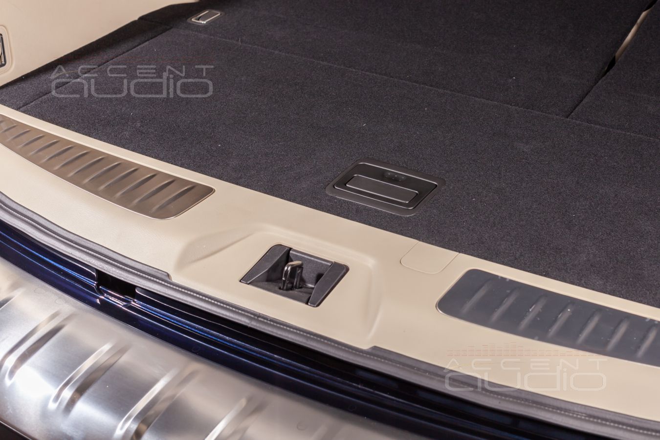 Установка усилителей и аудиопроцессора – каждый на своём месте: Zapco, Alpine и Helix