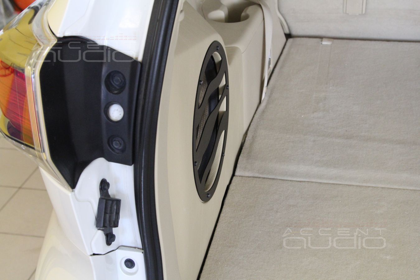 Установка сабвуфера Focal P25FS