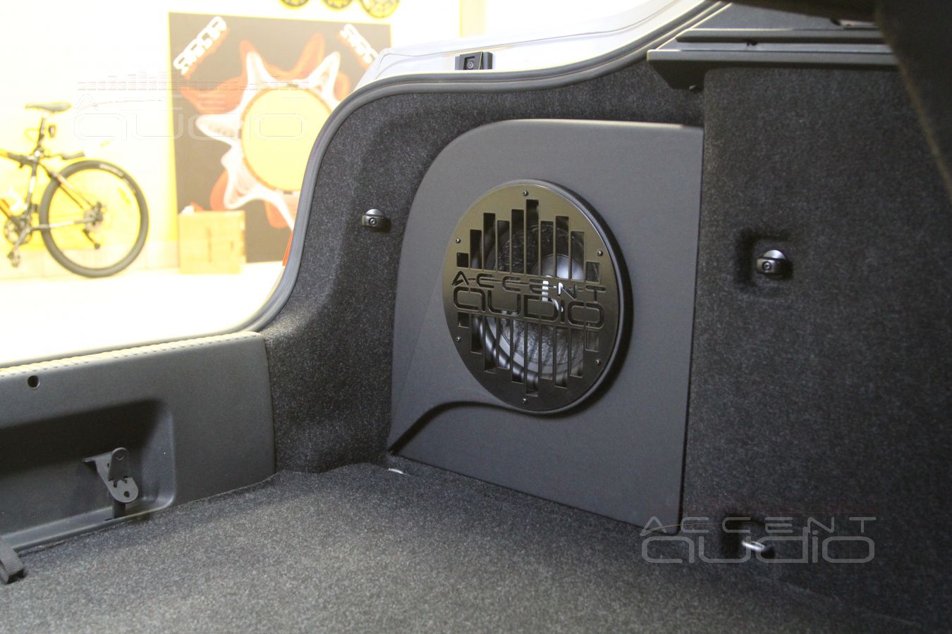 Настоящий сабвуфер-стелс для Skoda Octavia