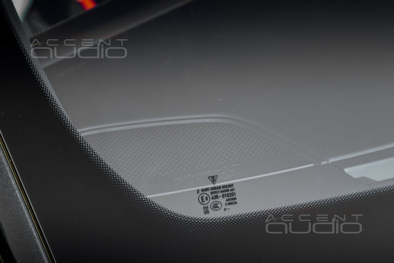 Полная средняя полоса для слушателя: установка среднечастотных Brax ML3 в Porsche Taycan