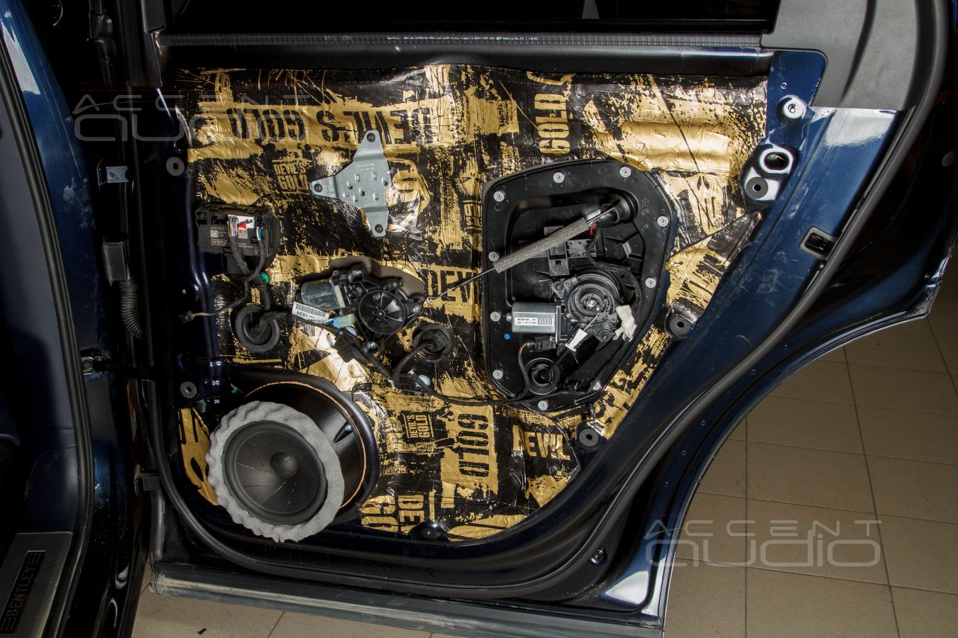 Великолепная бумага из Дании: ScanSpeak 18W/4531G01 в дверях Bentley Bentayga