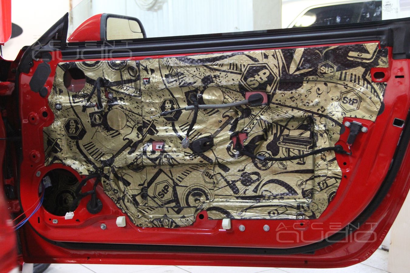 Процесс установки новой акустической системы Ford Mustang