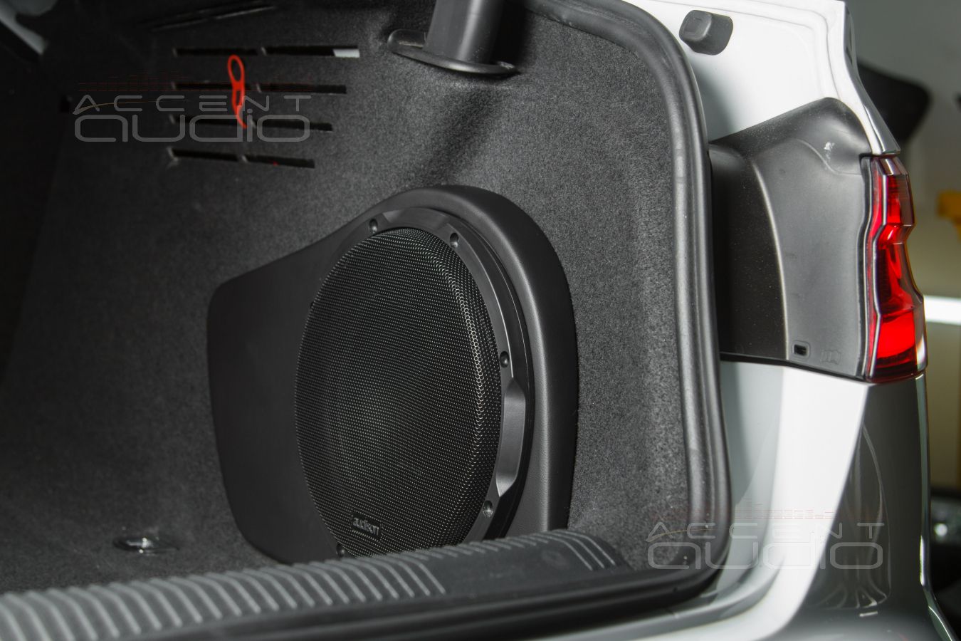 Исполнение встроенного сабвуфера для седана Audi A4