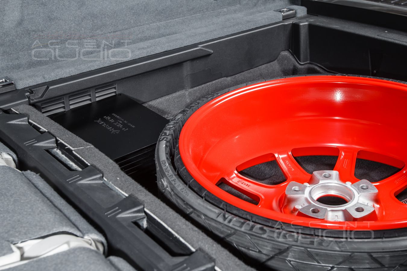 Штатная установка нового усилителей Helix и Zapco в Porsche Cayenne Coupe