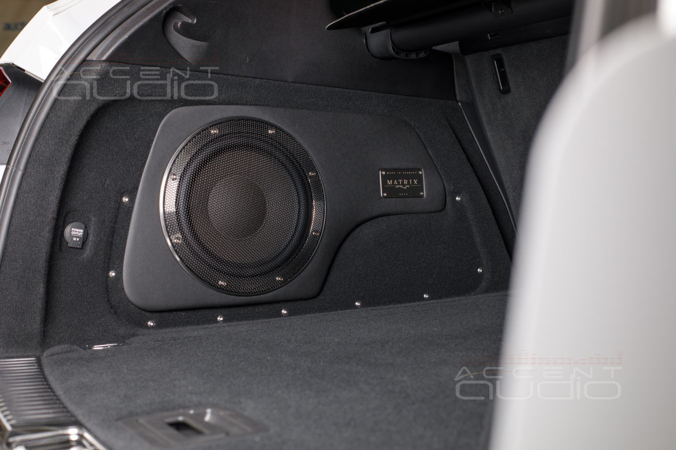 Сабвуфер-стелс для Porsche Cayenne: стильный немецкий бас