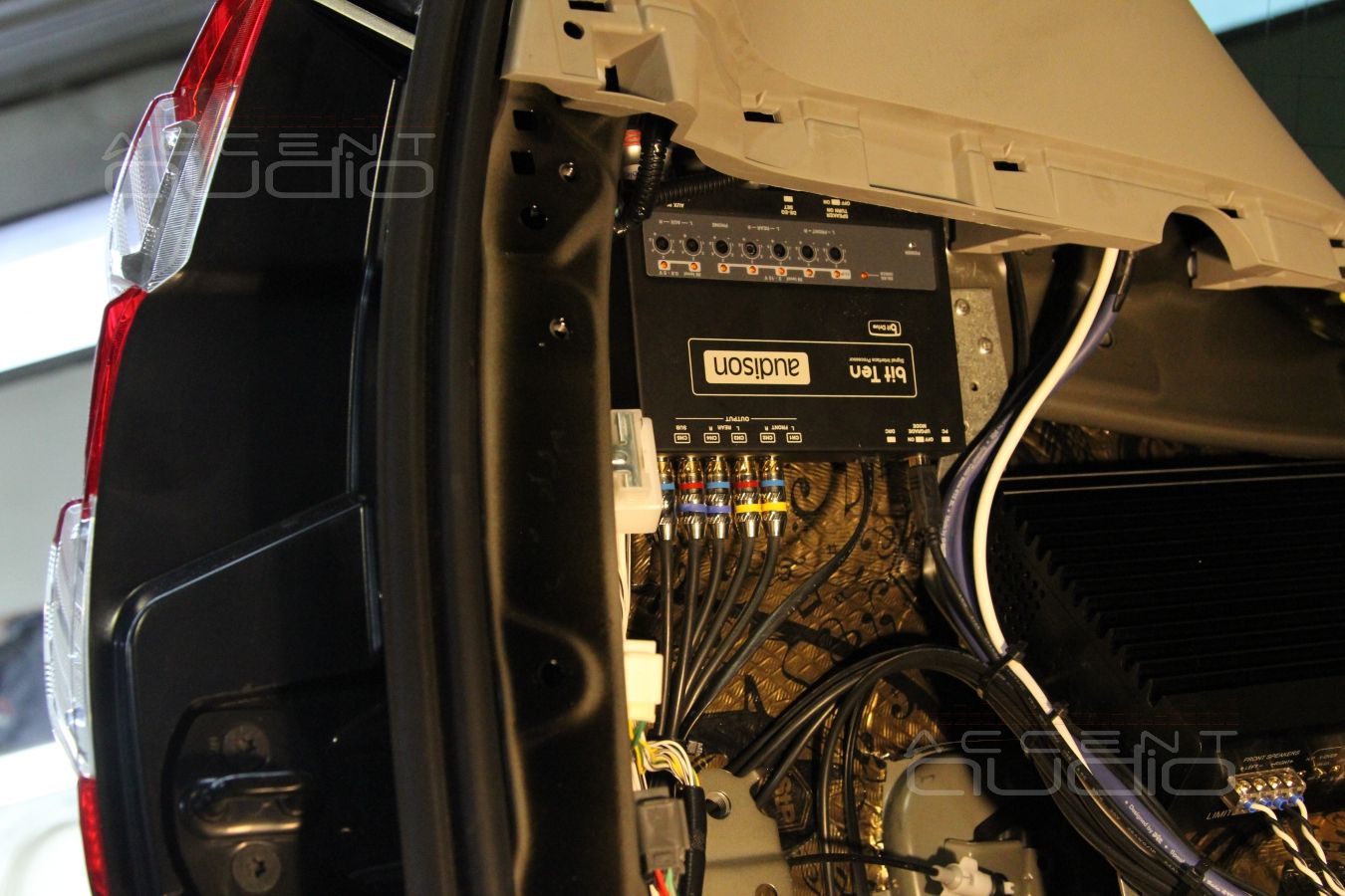 Установка аудиопроцессора Audison и усилителя в левое крыло Toyota Land Cruiser Prado