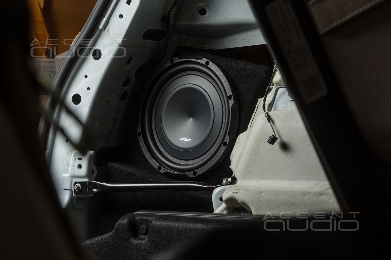 Интеграция полноценного сабвуфера в новый Mercedes-Benz GLE – штатно!