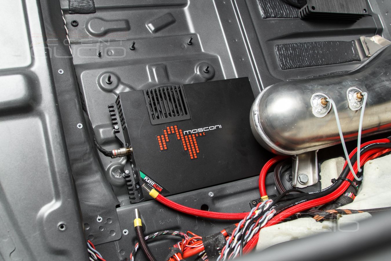 Скрытый монтаж усилителей Helix и Mosconi в Mercedes-Benz GLE Coupe AMG 53