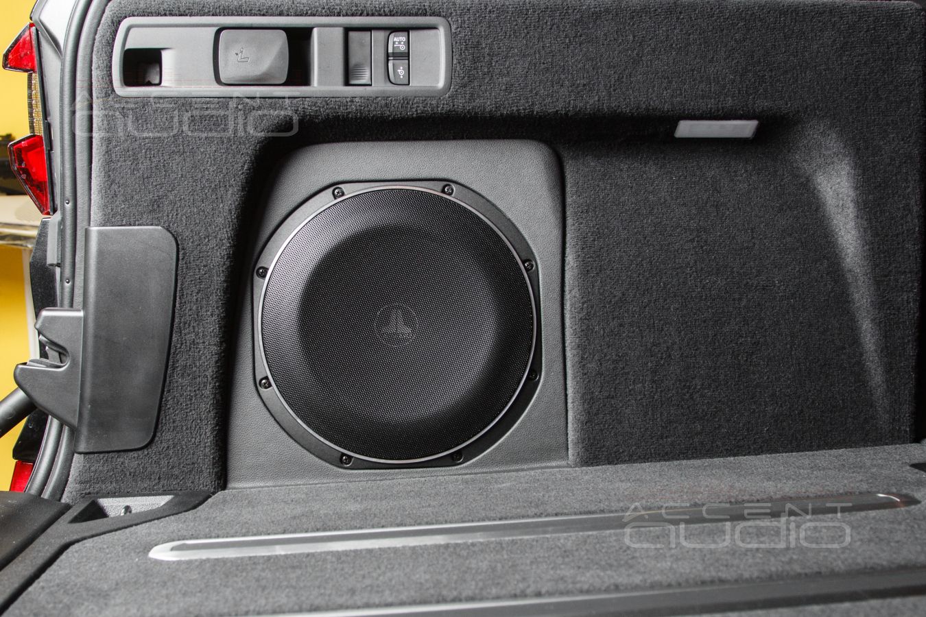 Главный по басу: сабвуфер-стелс для BMW X5 с динамиком JLAudio