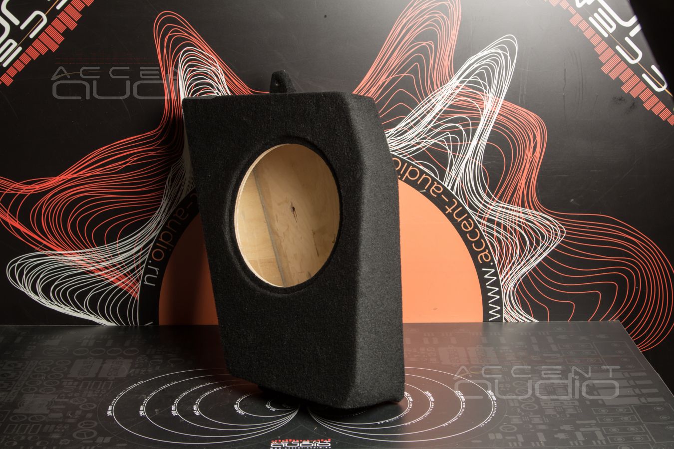 Новый сабвуфер с корпусом, который полностью прячется за обшивкой Monjaro