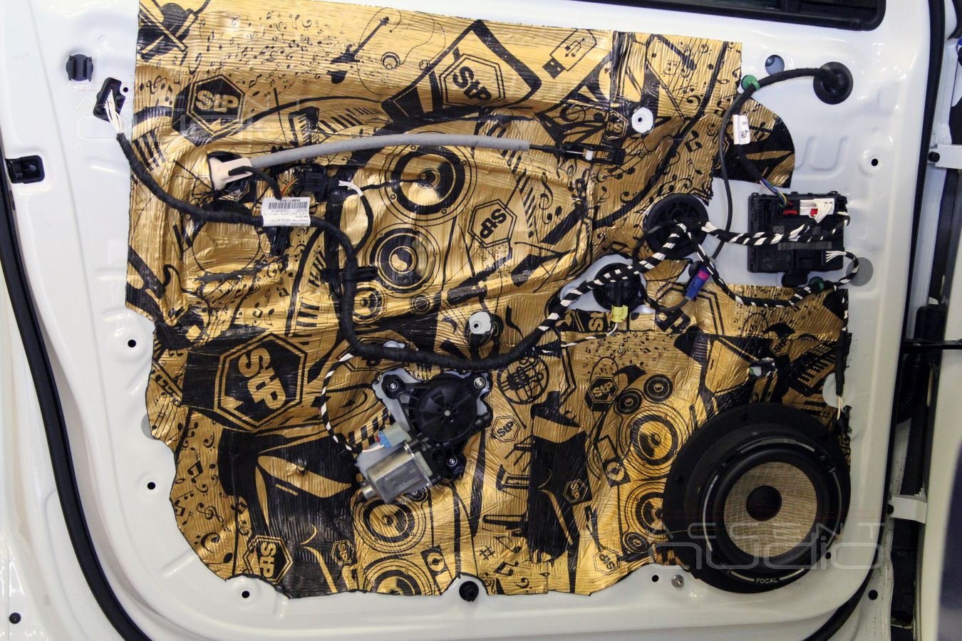 Установка мидбасовых излучателей – обычное дело