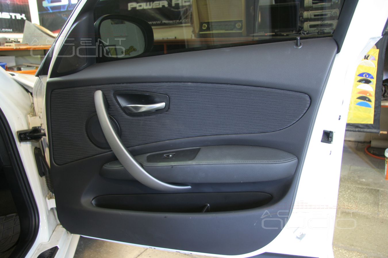 Мидбасы в двери BMW 118