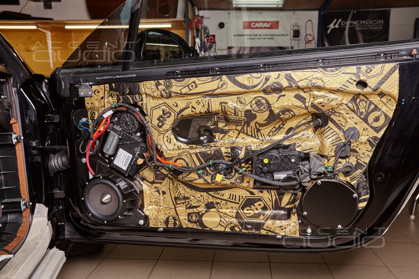 Новая акустика Brax ML6P в дверях Bentley Continental GT.