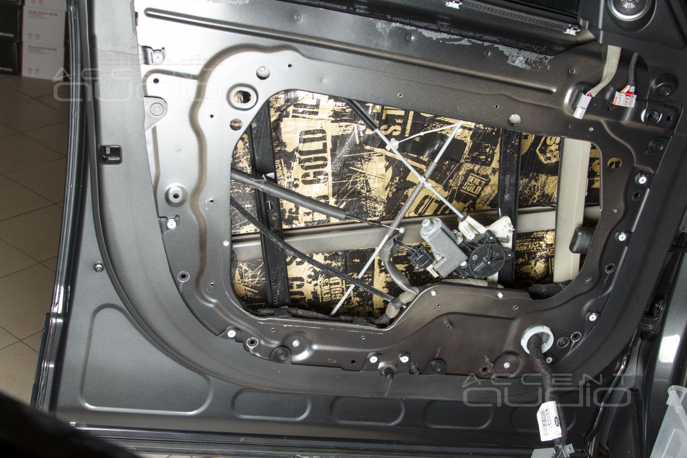 Аудиоподготовка дверей, установка мидбасовых динамиков Brax и SOAudio в Range Rover