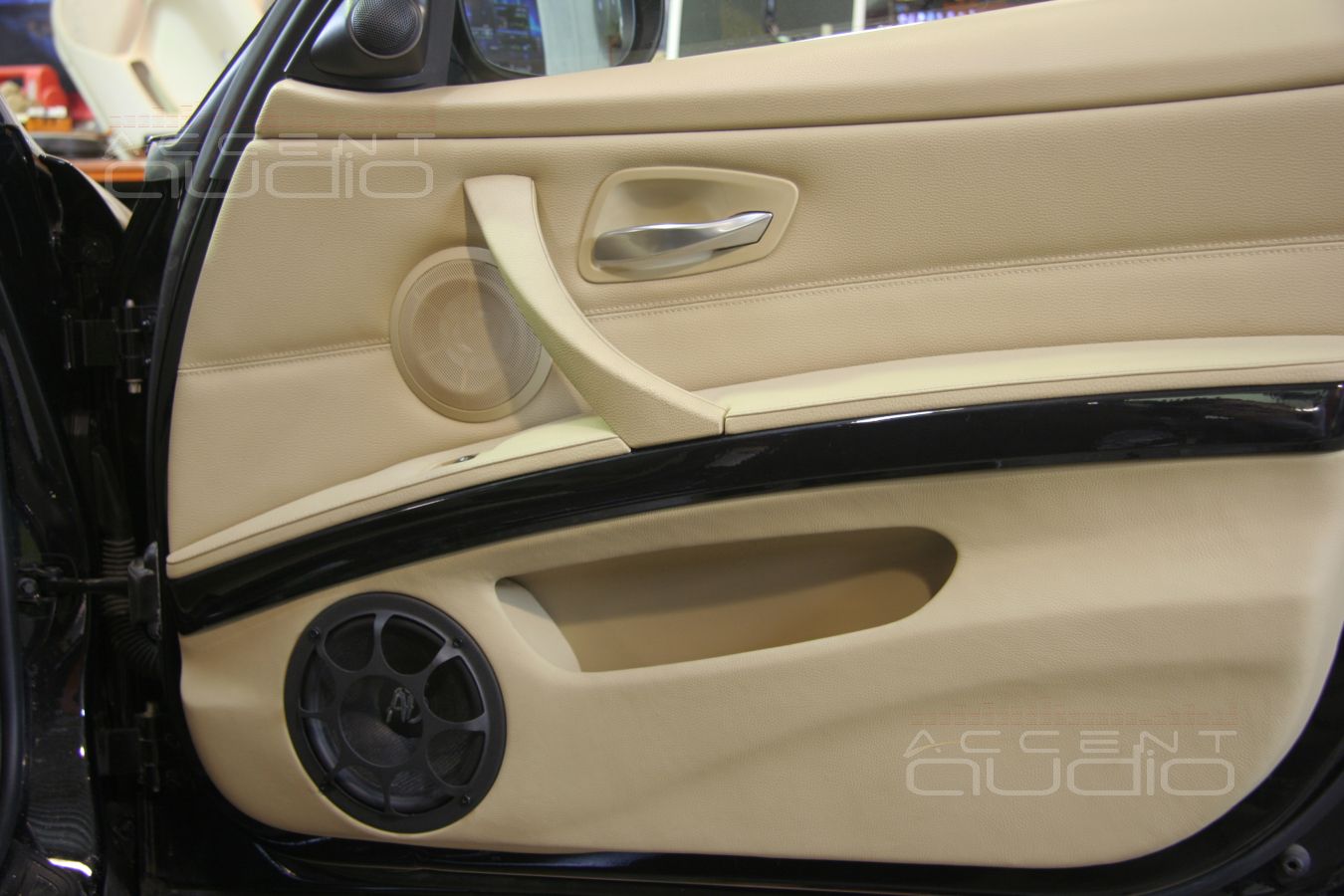 Новый дизайн обшивок и новый мидбас на новом месте