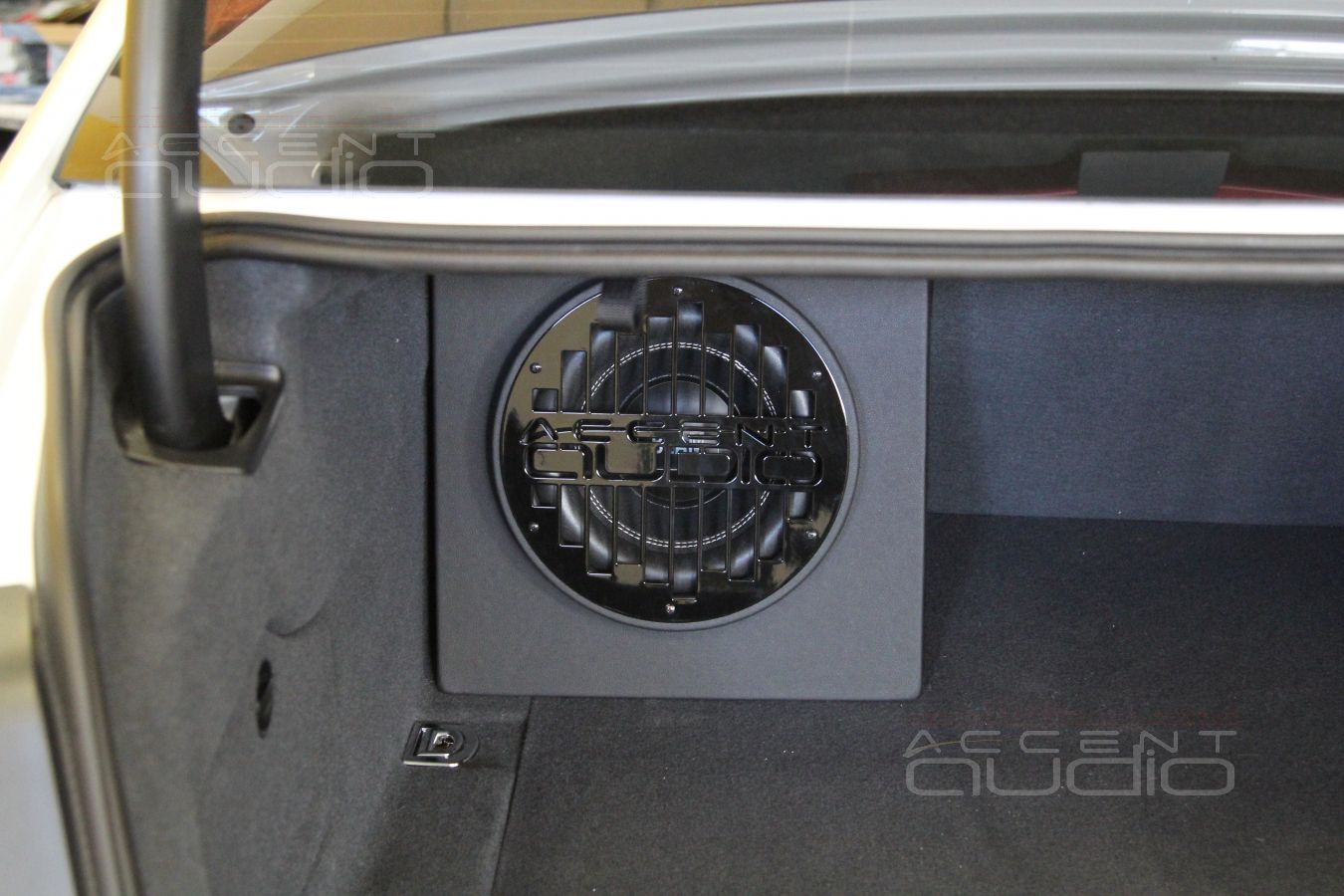 Сабвуфер не стелс, но встроенный