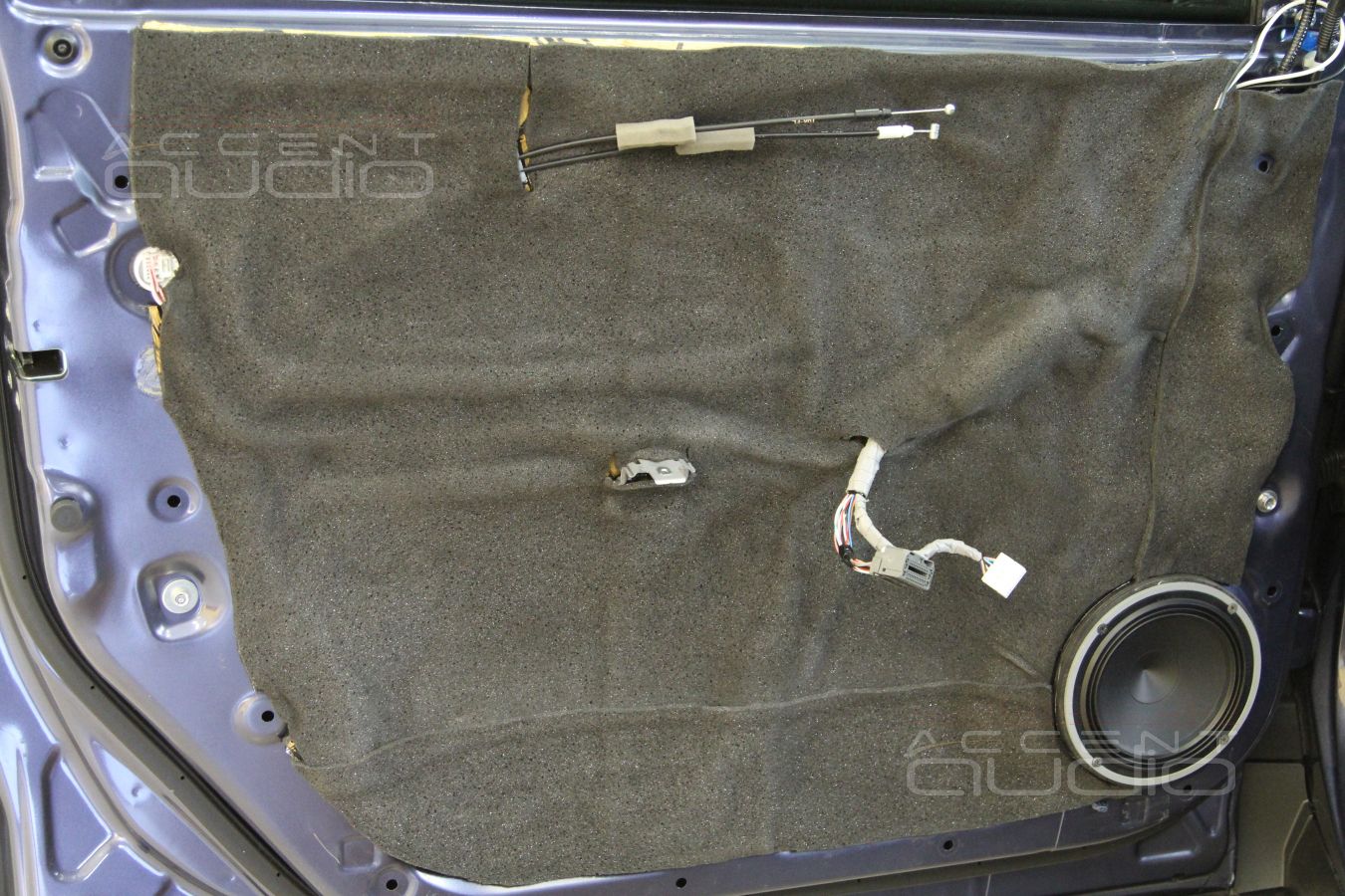 Установка акустики – мидбасы Audison