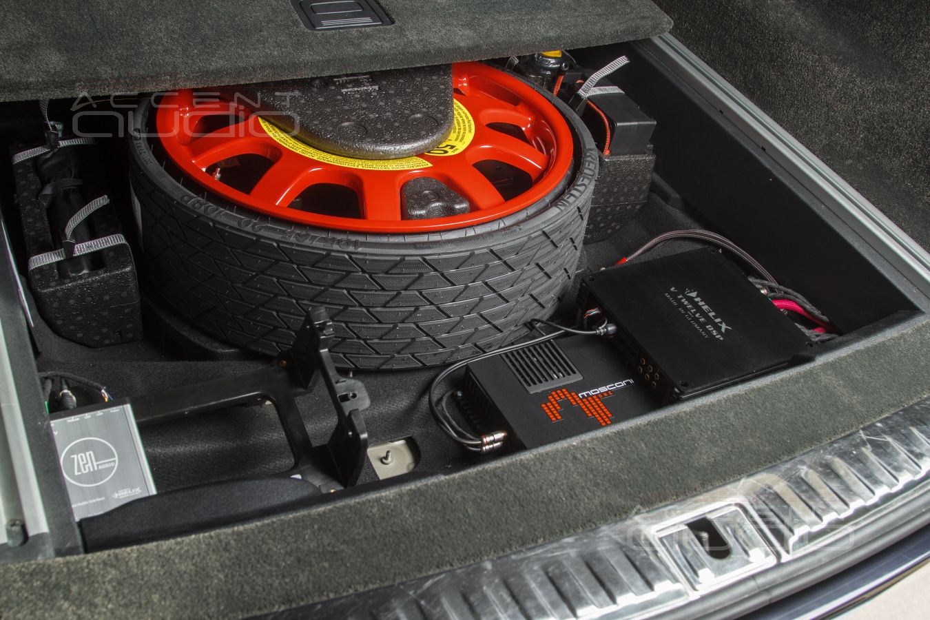 Скрытая интеграция усилителей Helix и Mosconi в Bentley Bentayga