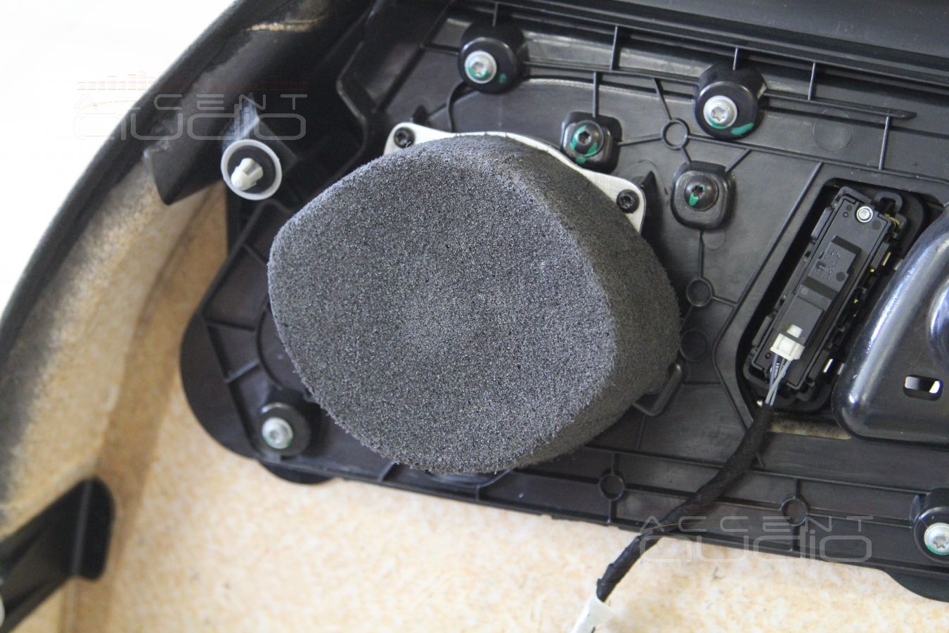 Установка новых среднечастотных динамиков Brax в штатные места Mercedes-Benz GT