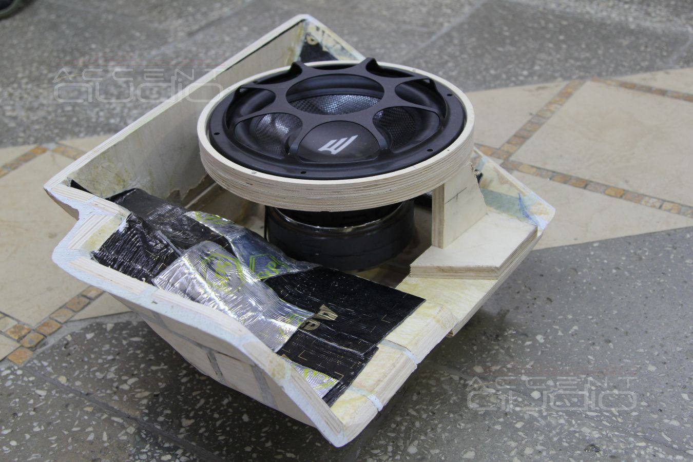 Встроенный сабвуфер в Mercedes GLK