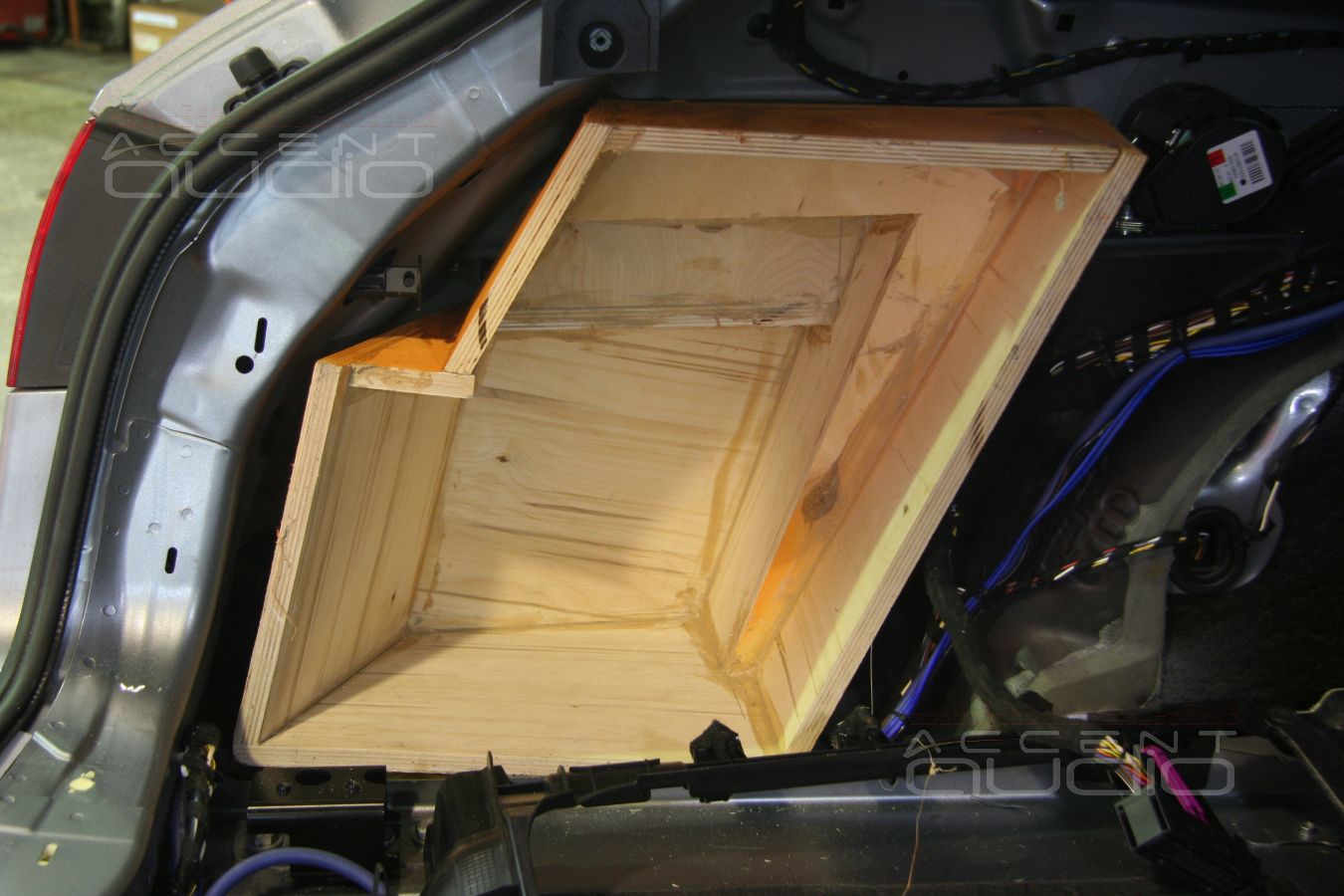 Сабвуфер-стелс из дерева в Audi A4